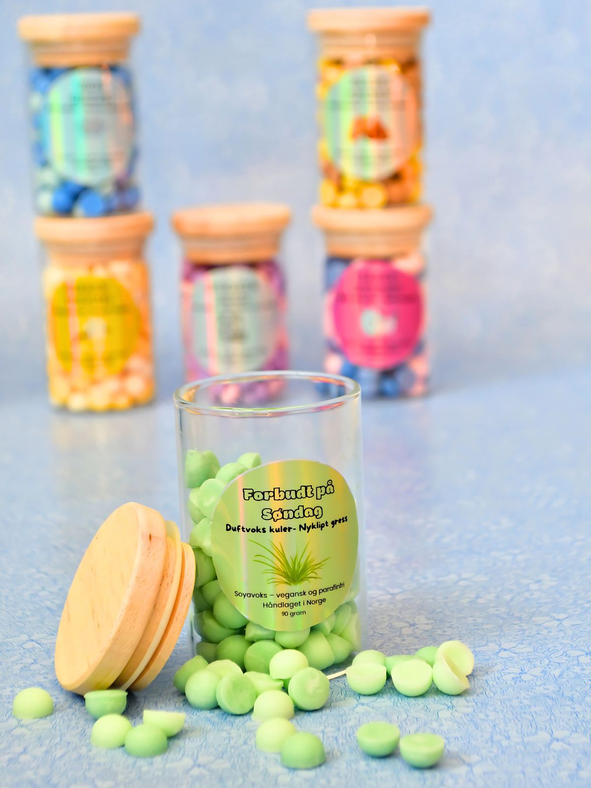 Håndlaget duftvoks laget i Norge. Grønne kuler som er laget av soyavoks.