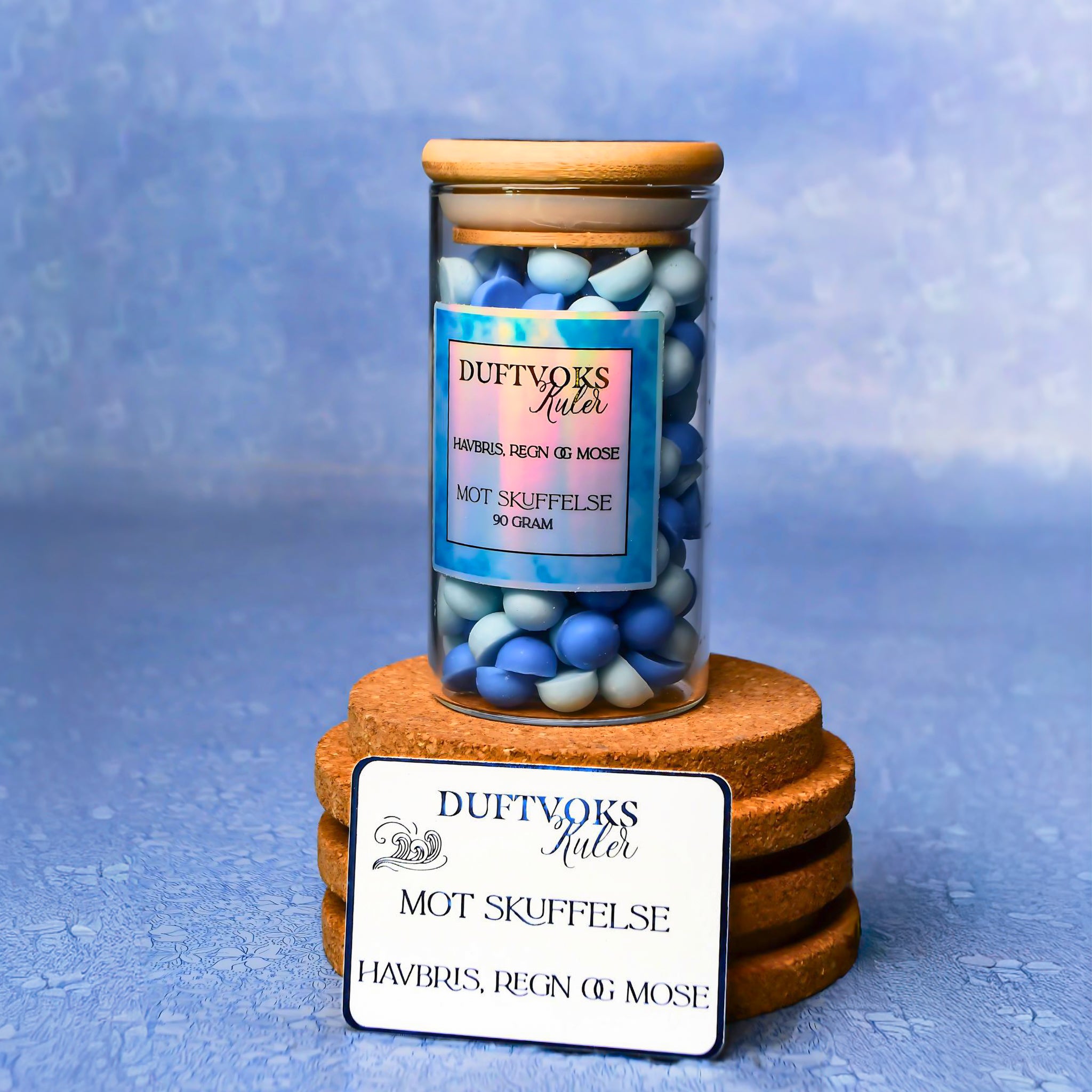 Soya duft voks kuler i glasskrukke med bambuslokk. Med denne duften får man med et følelseskort som handler om skuffelse. Noen ganger kan livet være litt tøft og skuffelsene kommer på rekke og rad. Smelt noen kuler med duftvoks og len deg tilbake. Kjenn rommet som fyller seg opp med lukten av havbris, regn og mose. Noen ganger trenger man kanskje bare å få tankene over på noe annet.