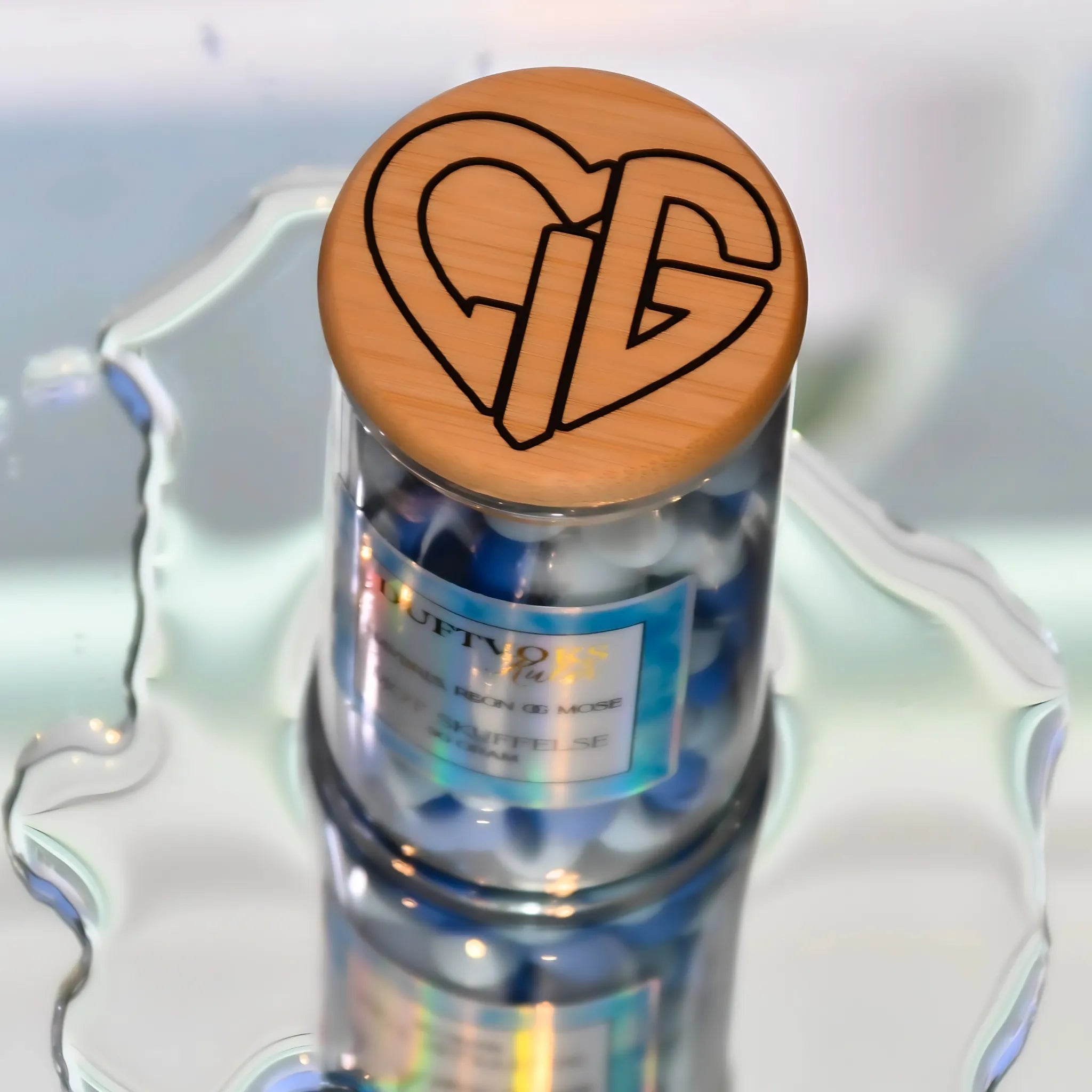 Duftvoks kulene kommer i et nydelig borrosillikatglass med bambuslokk. På toppen av lokket har vi fått på hjertelig logoen vår. Glasset står i vann som symboliserer duften havbris, regn og mose.