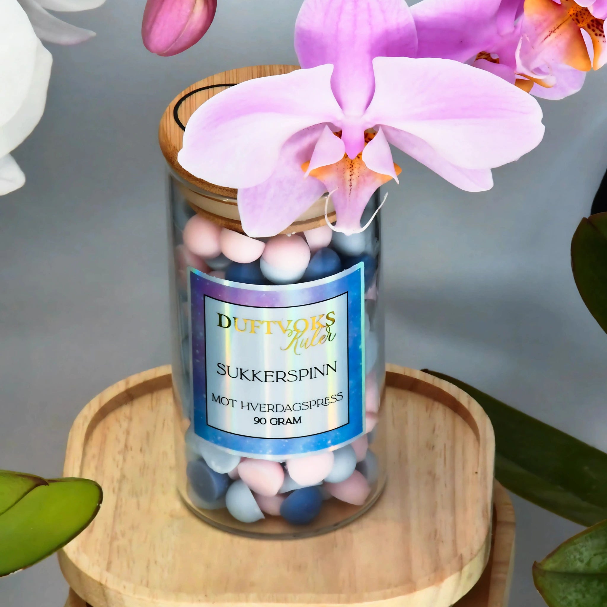 90 gram glasskrukke med håndlaget duftvokskuler til duftbrenneren. Fyll rommet og kjenn på luktene av sukkerspinn som fyller rommet. Fantastisk gave til noen som har det litt tøft for tiden, eller rett og slett bare til noen som har alt. Unikt og omtenktsomt.