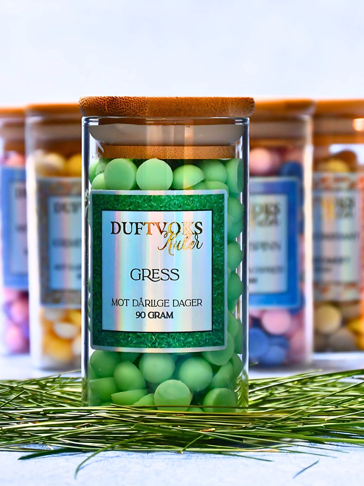 Håndlaget duftvoks i glass. Duften av nyklipt gress som er en duft som er god når man har en dårlig dag og når alt føles tungt og vanskelig. En lett og frisk sommerlig duft, som en ny og frisk start.