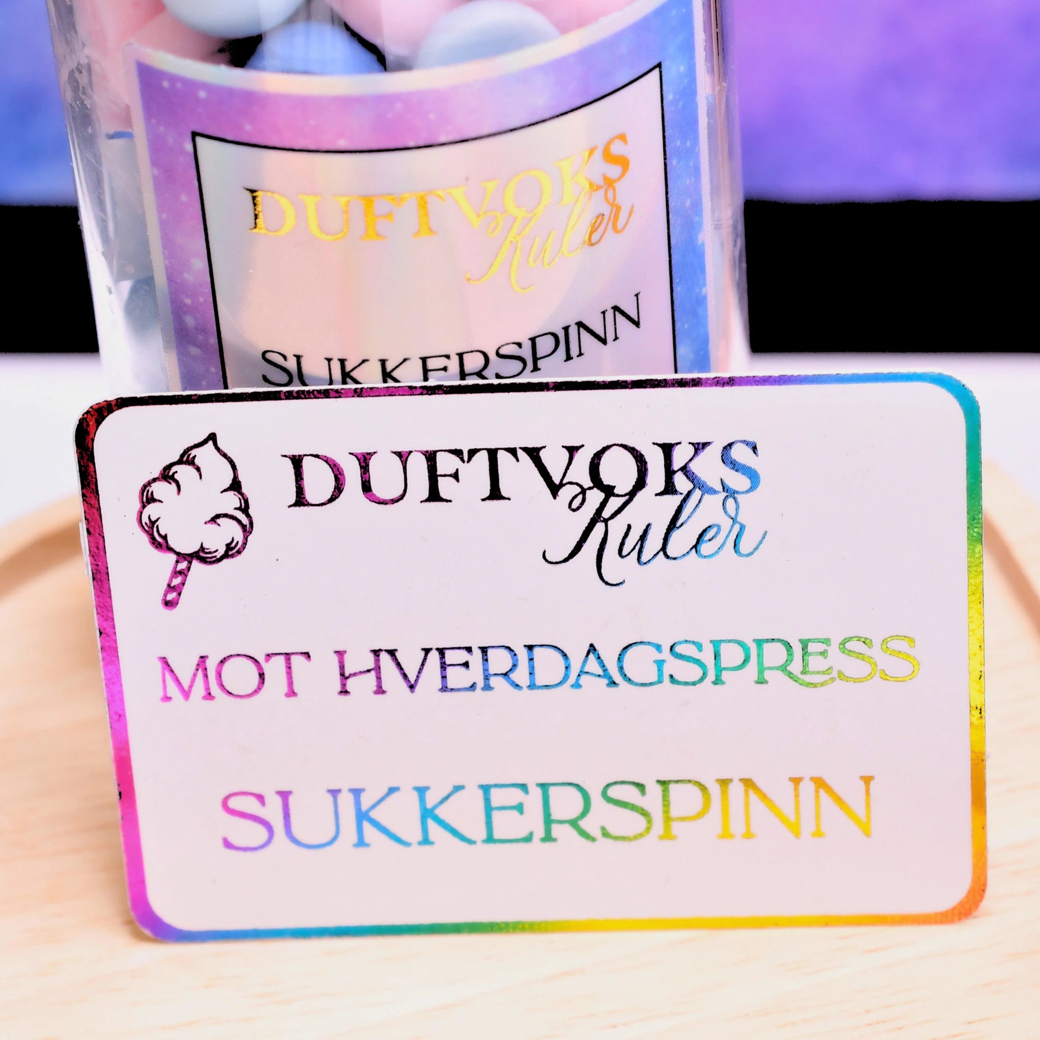 Duftvoks kuler med følelseskort mot hverdagspress. Vi har 6 varianter og her følger det med 6 kort mot forskjellige følelser. Kanskje denne gaven kan gjøre at noen får slappet litt mer av og klarer å finne roen i vanskelige tider.