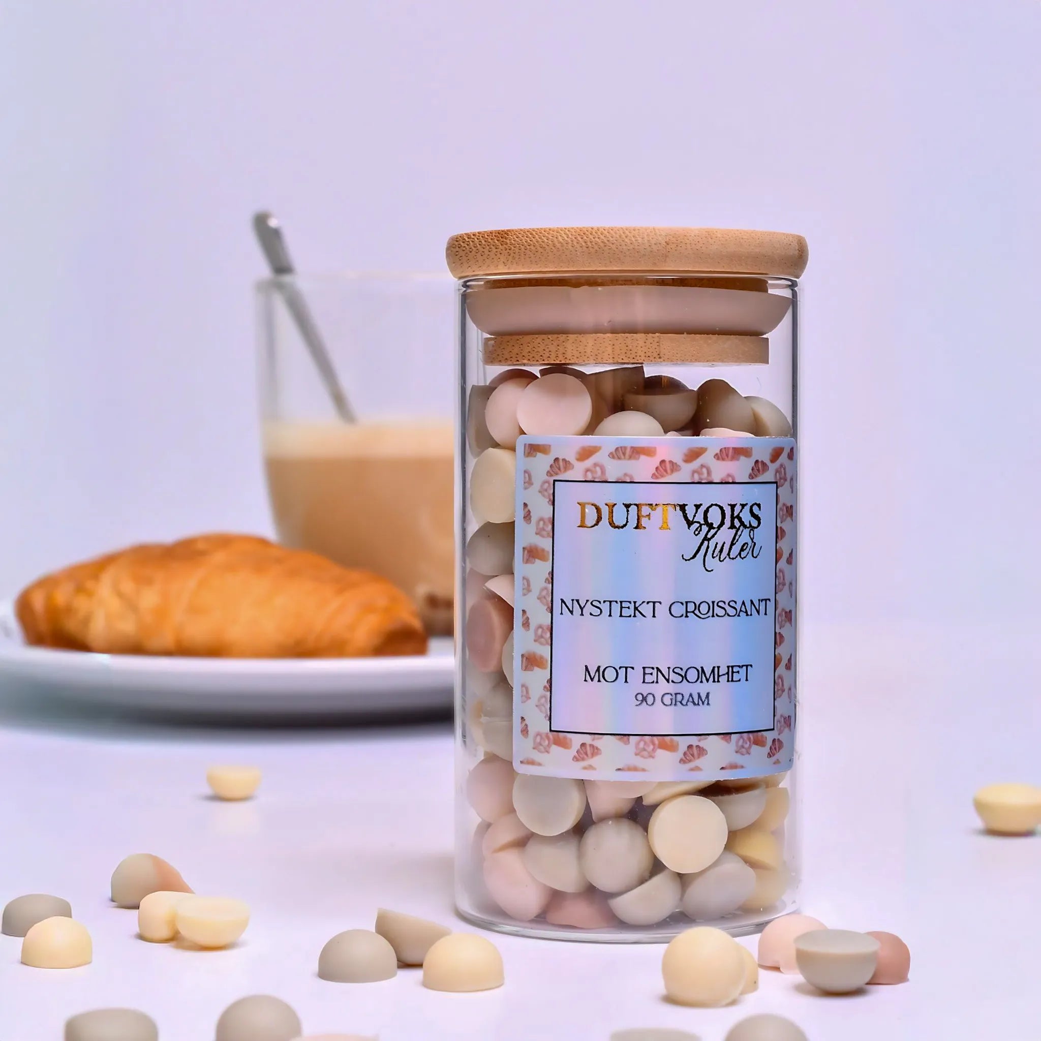 Nystekt Croissant duftvoks. Drøm deg til Frankrike i ditt egent hjem. Smelt noen duftvoks kuler og nyt de herlige duften som fyller rommet. Kanskje disse kulene kan hjelpe noen som slliter litt med ensomhet akkurat nå? Perioder i livet kan være vanskelig, og da kan det være godt å finne trøst i de små gledene i livet. Husk, det blir bedre.