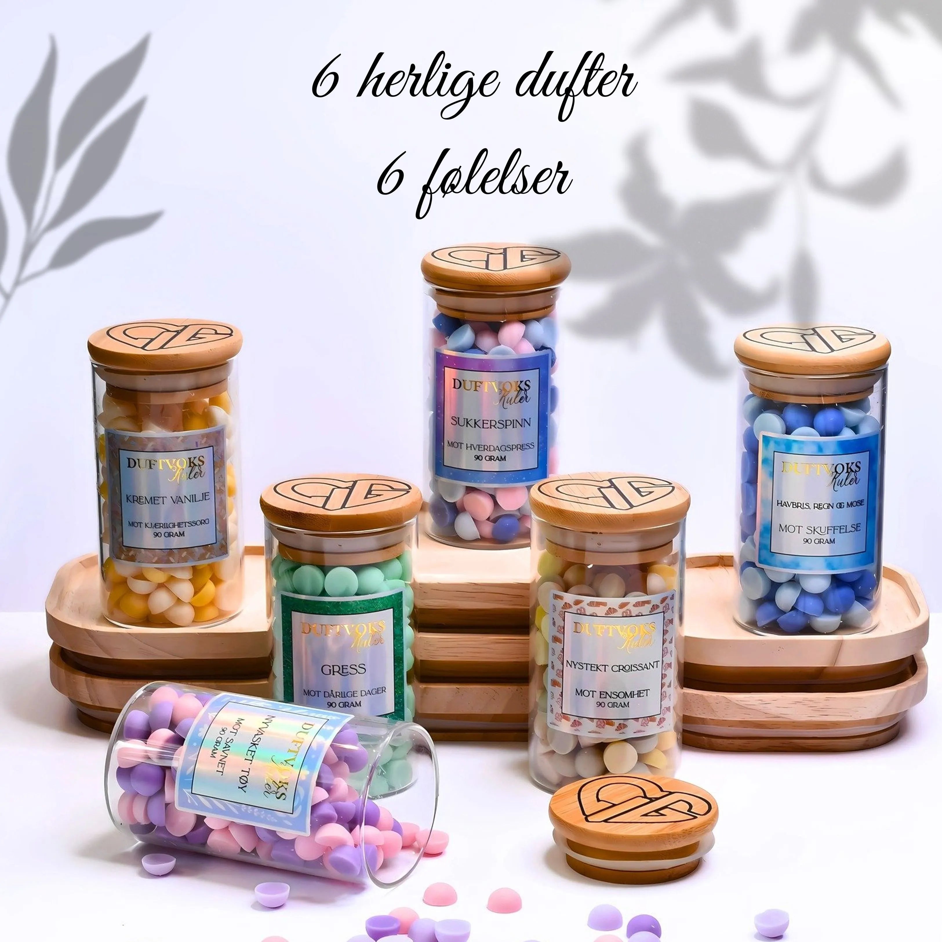 6 dufter mot 6 føelser til noen som trenger litt ekstra oppmerksomhet og omsorg i tøffe tider. Terapi og ro som fyller rommet. Glasskrukke og bambuslokk. Gulldetaljer på ettikettene. Håndlaget i Norge.