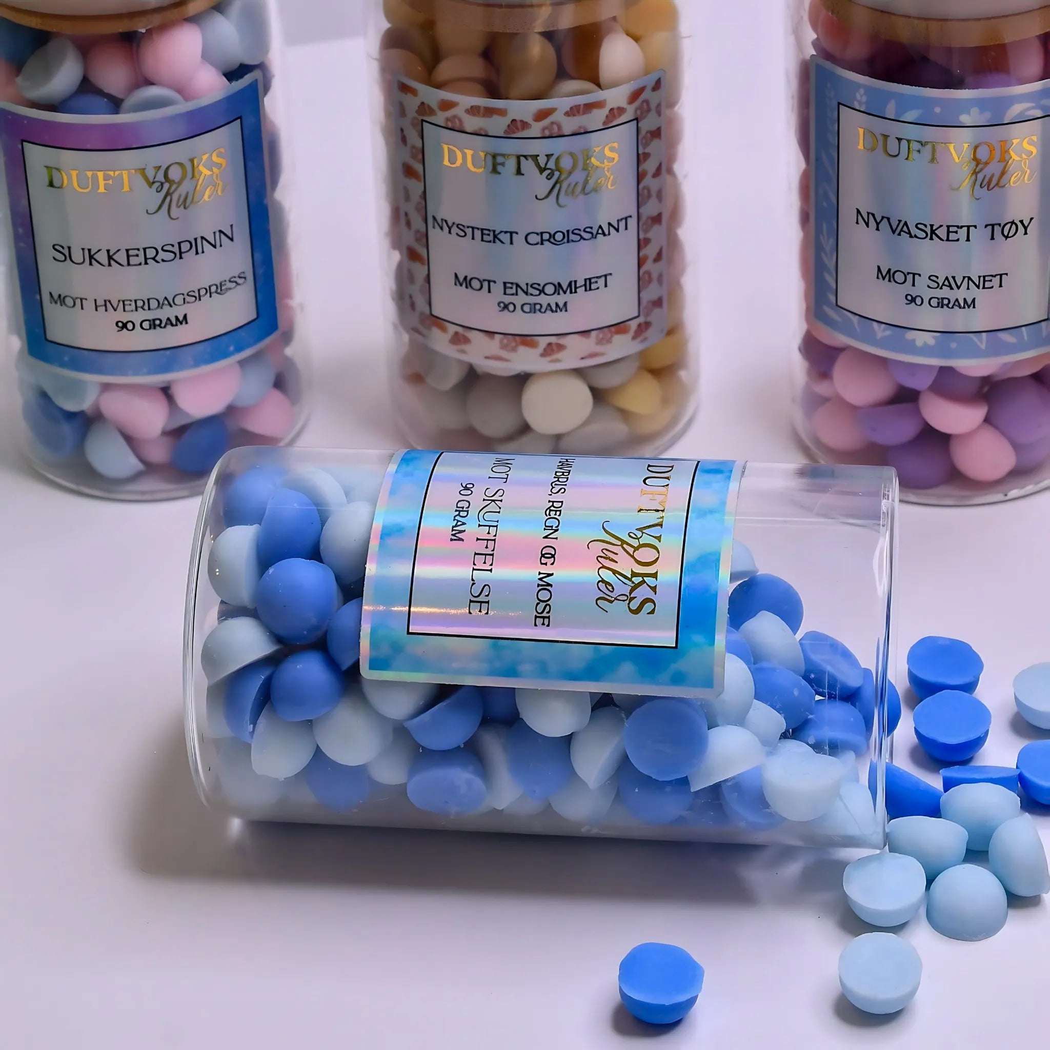 Blå duftvoks kuler av soyavoks i glasskrukke. Dette flotte kortet følger med duftvoksen. Denne duften har vi dedikert til de som har blitt skuffet. Noen ganger går ikke livet som forventet og mennesker eller situasjoner rundt oss kan skuffe.. Smelt noen kuler av denne herlige duftvoksen og bruk tiden på deg selv. Det kommer bedre dager.