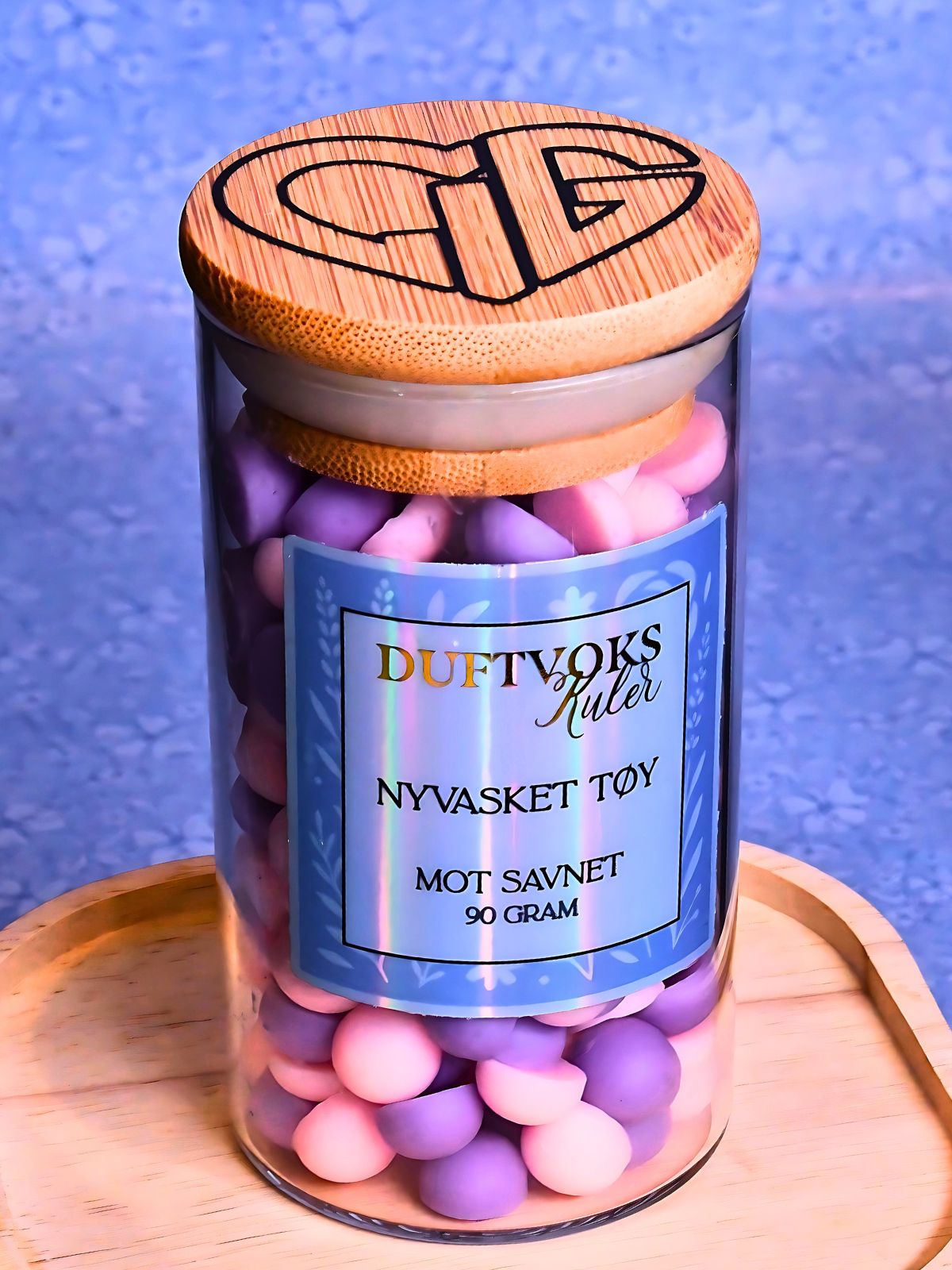 Duftvoks med lukt av nyvasket tøy og reint hus. Denne duften er laget til de som savner noen. Smelt noen duftvoks kuler i duftbrenneren og kjenn på følelsen av å leve. Savnet er en følelse av at vi var så heldig å få ha dette fantastiske menneske i livet vårt.
