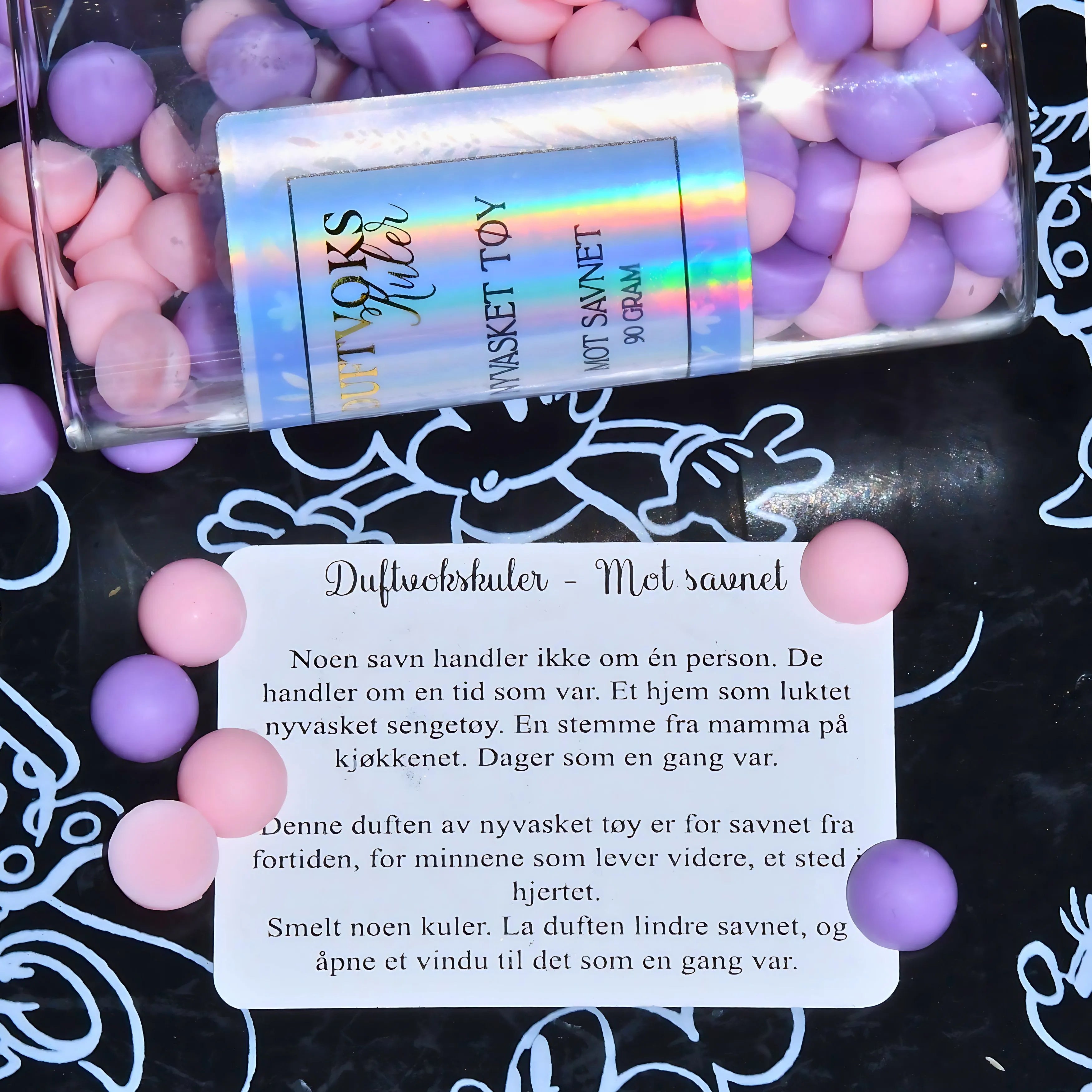 Duftvoks kuler med følelseskort. På kortet står det: Noen savn handler ikke om en person. De handlerom en tid som var. Et hjem som luktet nyvasket sengetøy. En stemme fra mamma på kjøkkenet. Dager som en gang var. Savnet fra fortiden, for minnene som lever vidre et sted i hjertet.