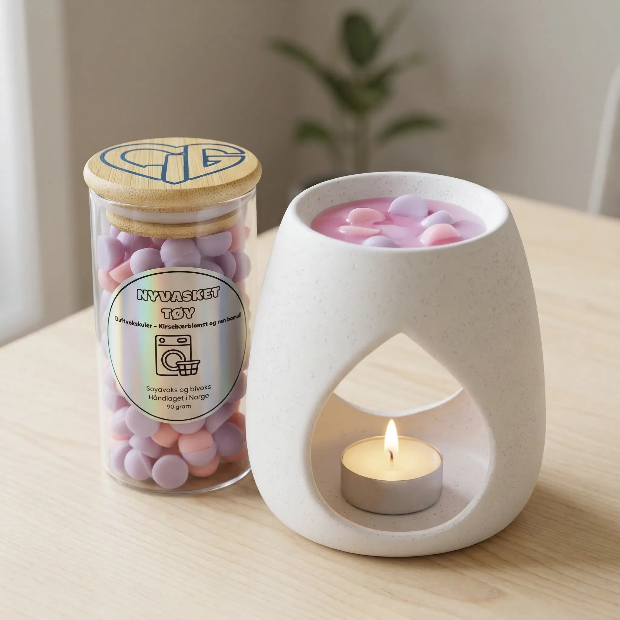 Et glass med 90g duftvoks. Duft av nyvasket tøy. Noen duftvokskuler har smeltet i en duftbrenner med telys, som sprer god duft i rommet. Håndlaget i Norge med bivoks og soyavoks