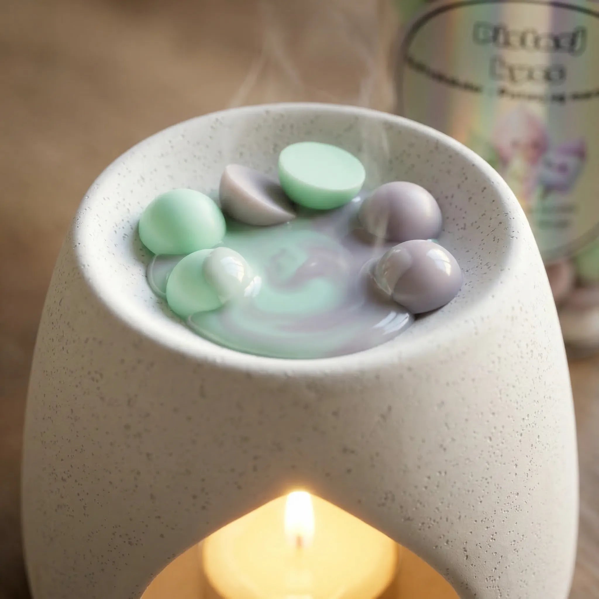 Duftvokskuler av bivoks og soyavoks som smelter i en duftbrenner. Telyset varmer opp voksen. Når voksen smelter så stiger det herlig duft ut i rommet. Denne duften heter Pistasj Kyss, og er en blanding av pistasj og marchmallows. Håndlaget i Norge.