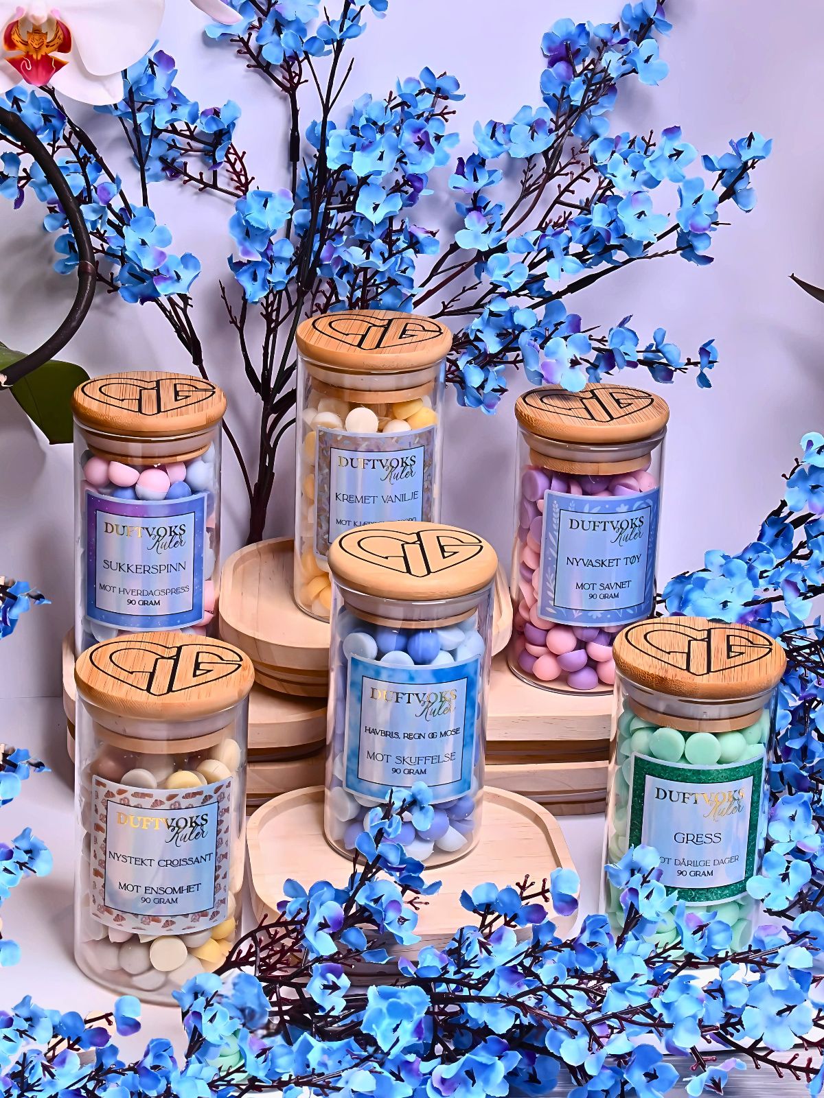 Duftvoks kuler laget av soyavoks. I vår følelses-serie har vi 6 forskjellige dufter, dedikert til 6 forskjellige følelser. Vi alle har perioder i livet som kan være litt ekstra tunge. Da kan det være fint å finne gleden i de små tingene. Smelt noen kuler og ta vare på deg selv. Du er god nok, og det blir bedre. Hvert glass inneholder 90 gram med duftvokskuler.