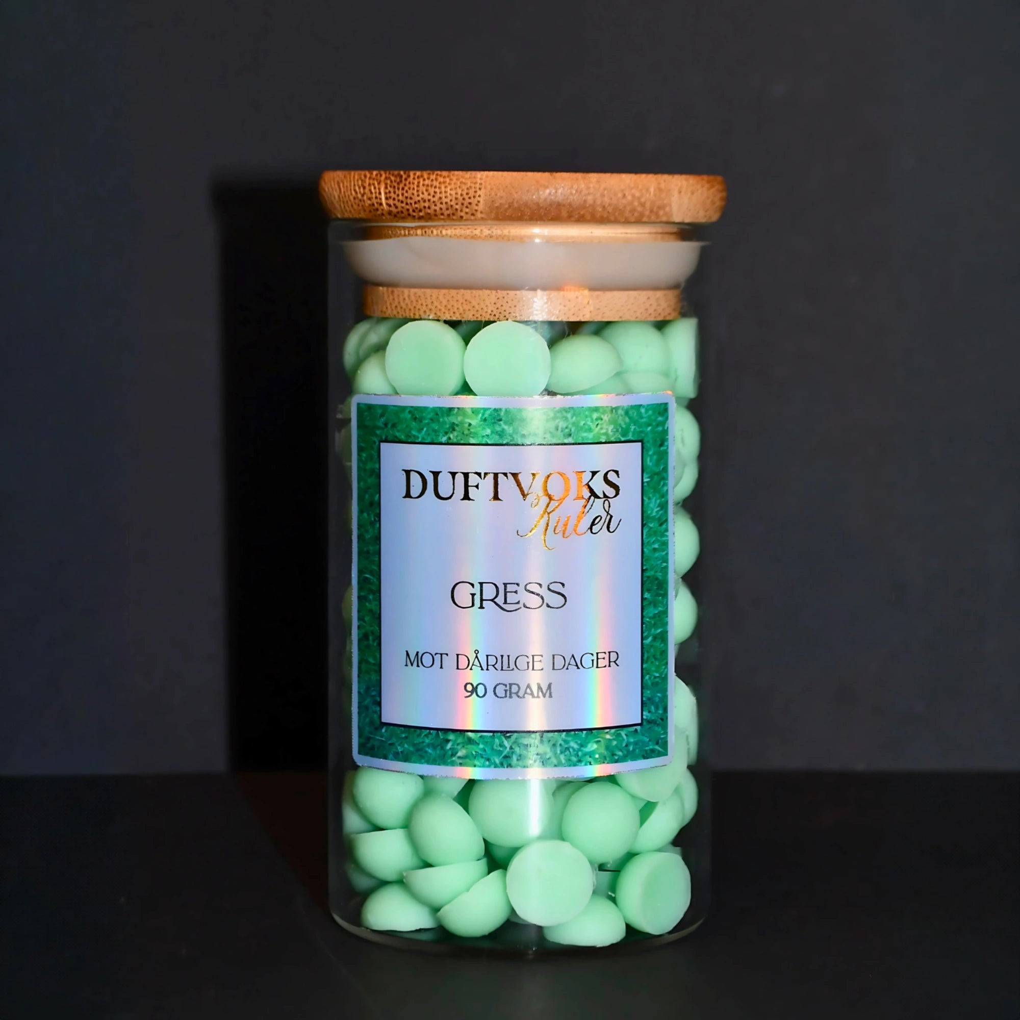 Duftvoks kuler i fargen grønn. Disse kommer i en flott glasskrukke med bambuslokk og nydelig ettikett.