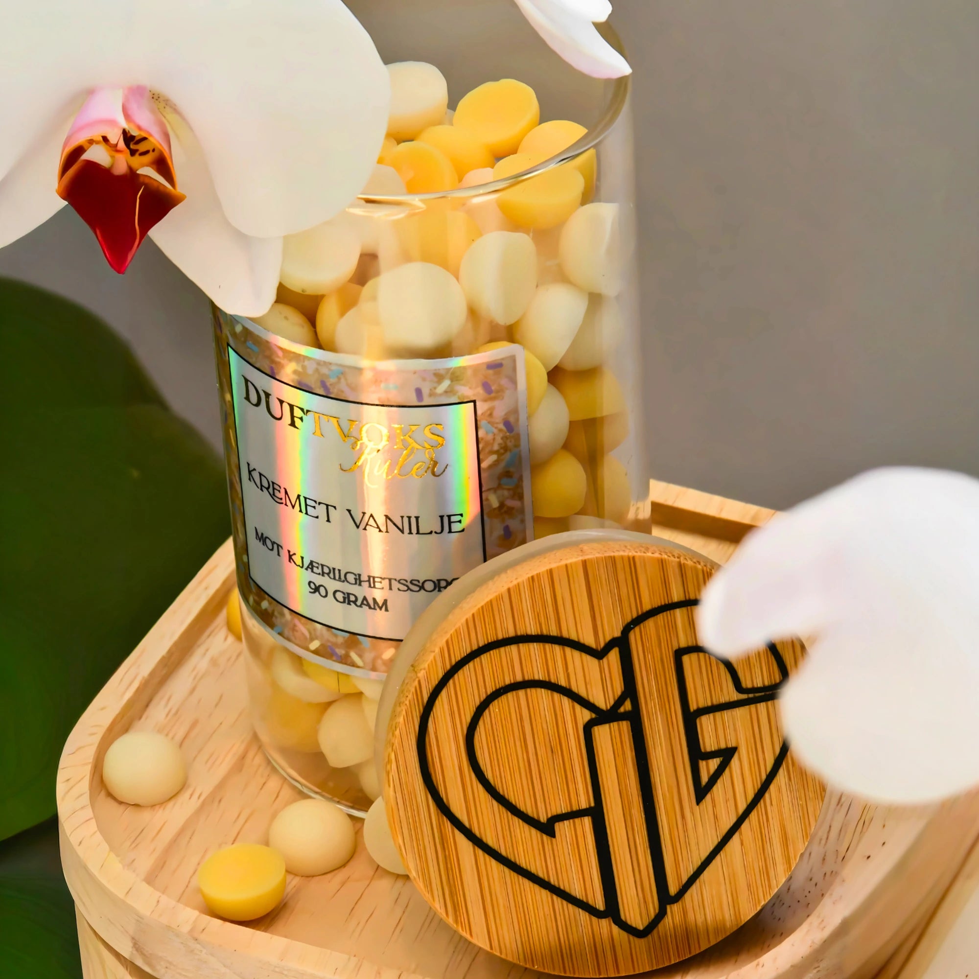 Håndlaget duftvokskuler med duften kremet vanilje. Denne tar seg godt ut på benken, itillegg til at den har en herlig duft til hjemmet. Smelt noen kuler og la roen senke seg. Det er godt å leve.