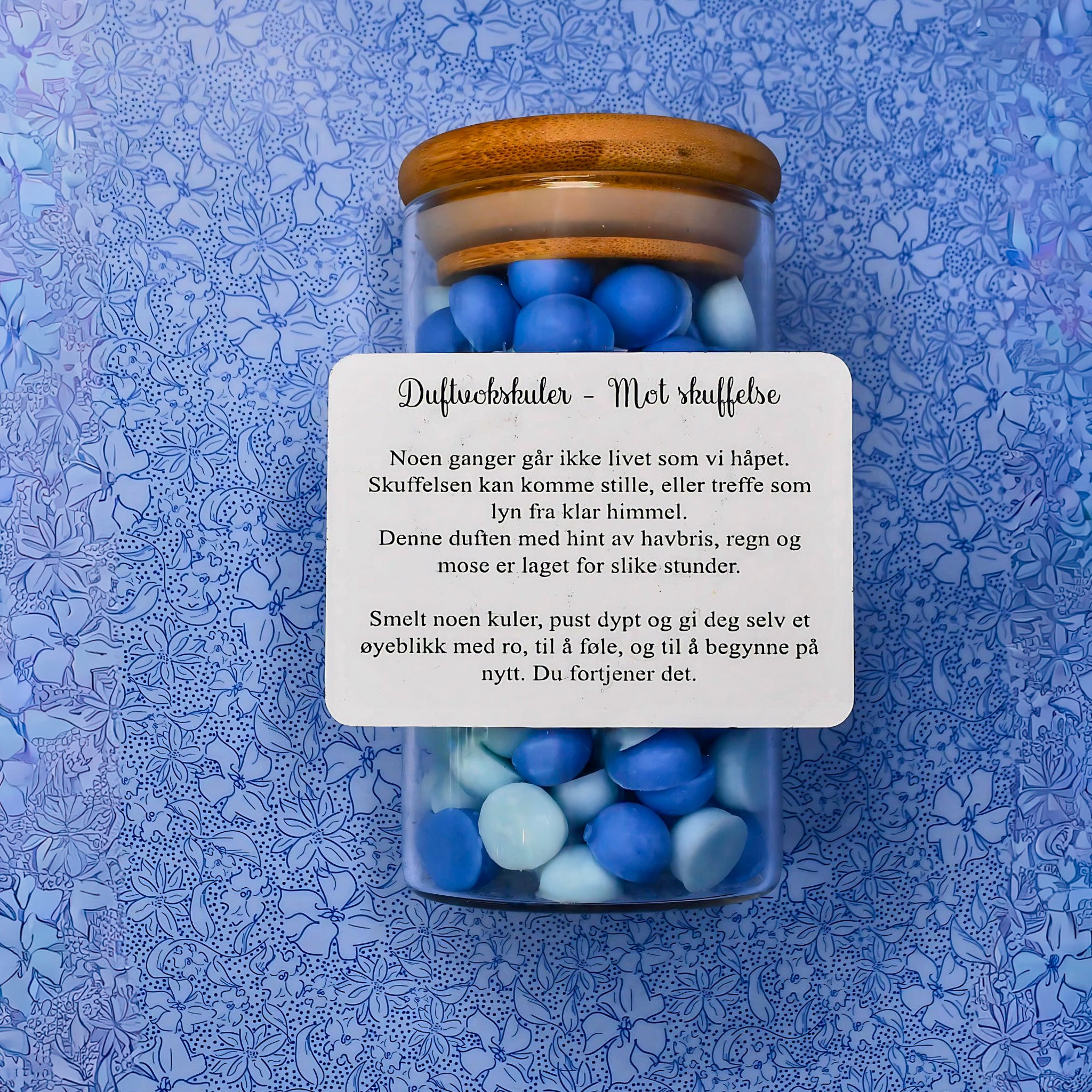 Duftvokskuler følelseskort mot skuffelse. Smelt noen kuler, pust dypt og gi deg selv et øyeblikk med ro til å føle, og til å begynne på nytt. Du fortjener det. Hver variant kommer med hvert sitt kort som handler om forskjellige følelser man treffer på i livet.