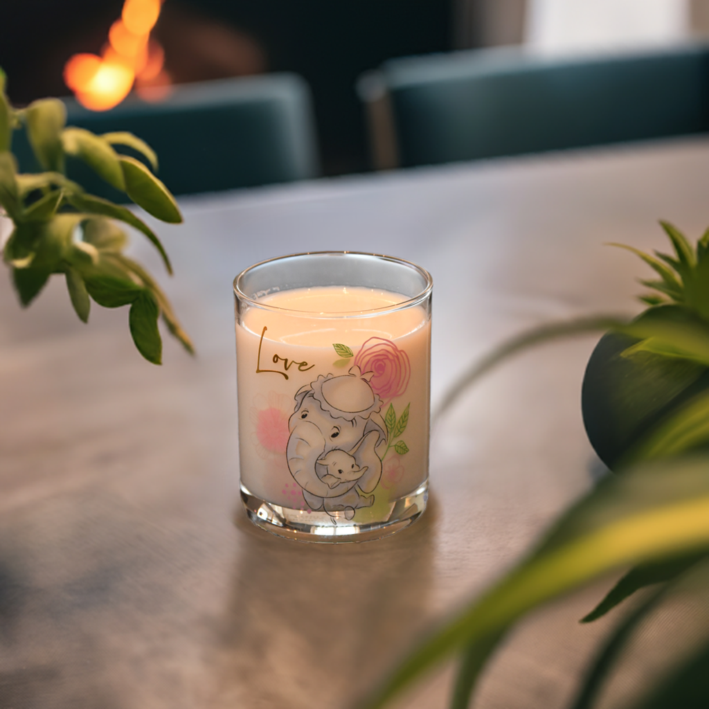 Dumo glasset med Love står her på et bord med melk i.