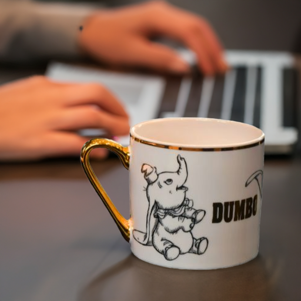 Disney krus med Dumbo motiv i bruk mens noen jobber på en PC.