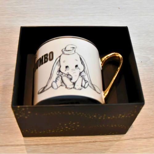 Dumbo koppen plassert i gave-esken sin.