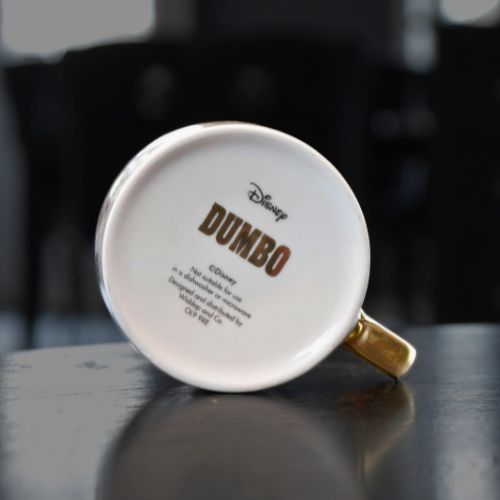 Undersiden av dumbo koppen med gulldetaljer.
