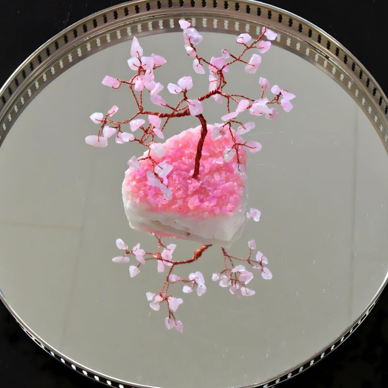 Edelsteintre med rosa steiner på et speil som så man ser speilbilde
