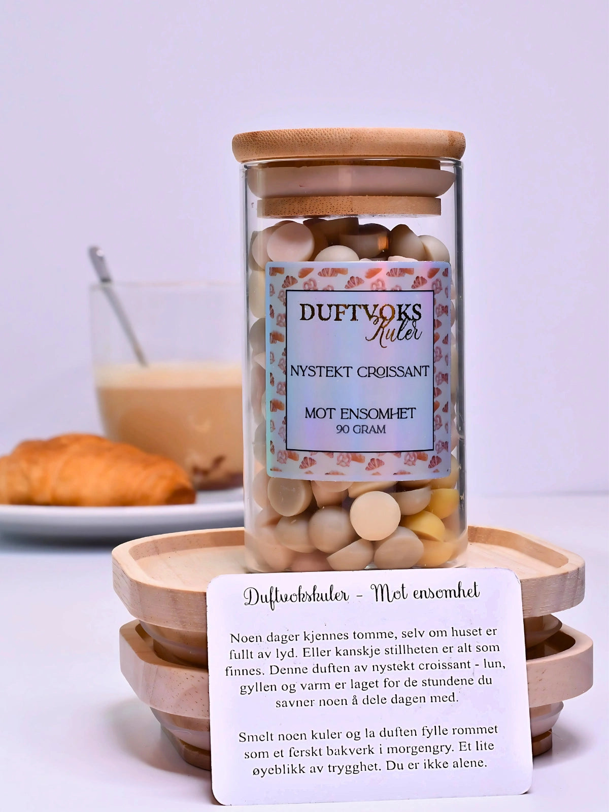 Duftvokskuler som er håndlaget i Norge. Disse har en fantastisk lukt av nystekt croissant. Få følelsen av Fransk frokost i ditt egent hjem. Med duftvokskulene får man også et følelses kort. Denne duften har vi dedikert til de som kan føle seg litt ensom i perioder. Smelt noen kuler med duftkulene i en duftbrenner og bare nyt stillheten. Man er ikke aleine om disse følelsene, det bare føles sånn innimellom.