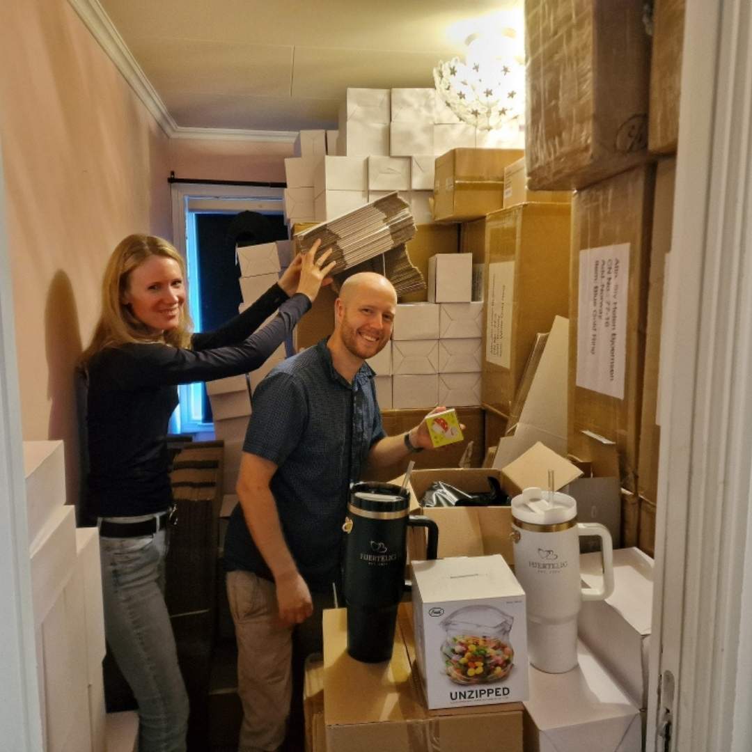 Personene bak hjertelig.no som viser frem litt av lageret sitt