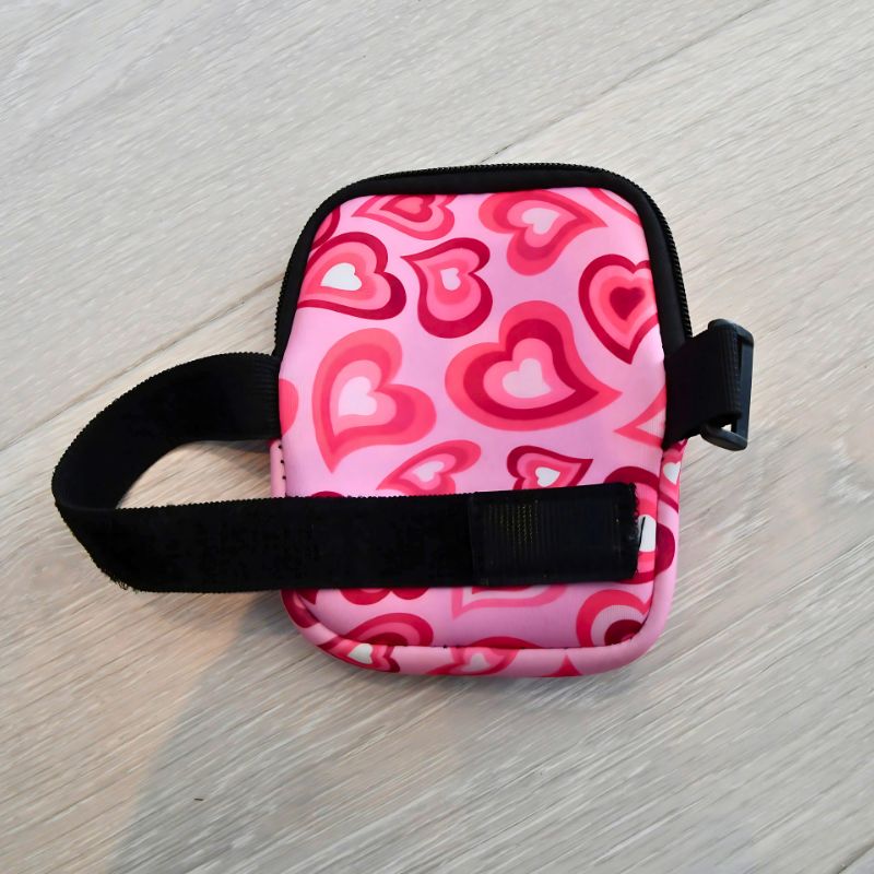 Vesken festes enkelt rundt flasken med borrelås som sitter velig godt.