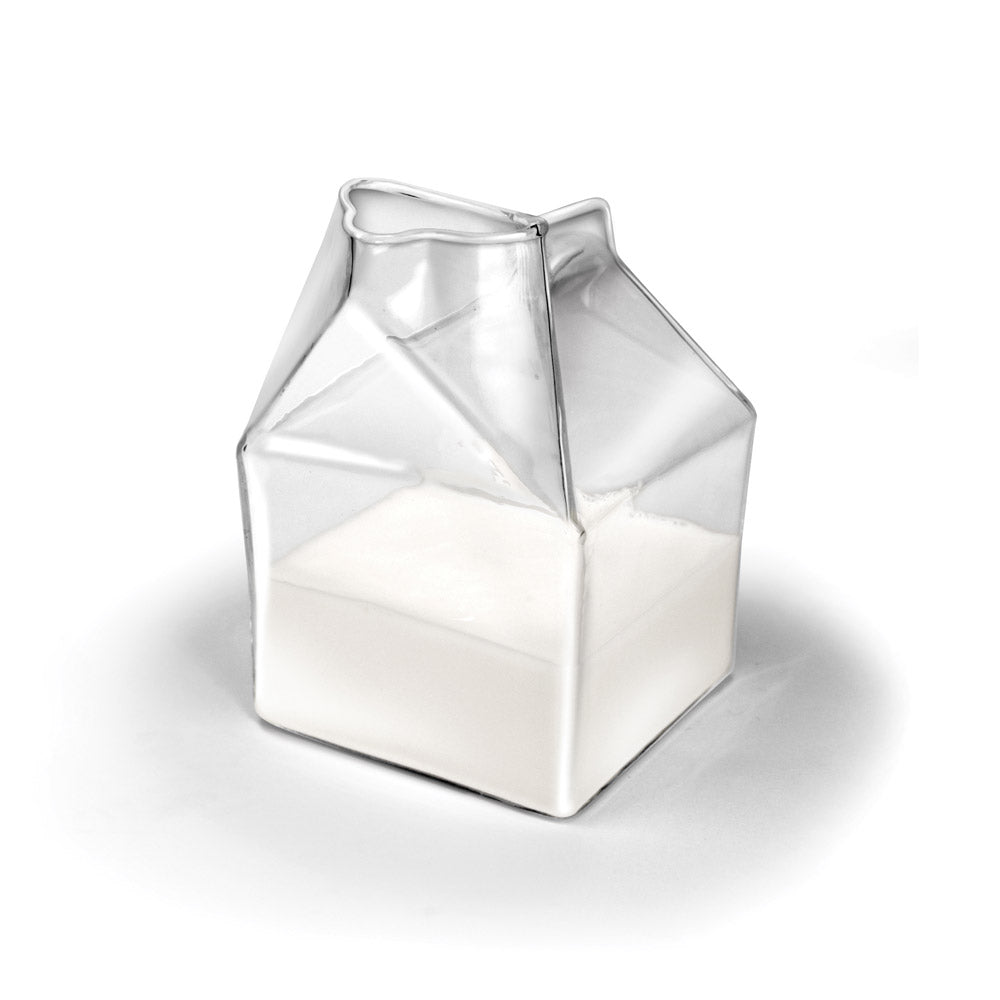 Fløtekanne i blåst glass. Fyll den med melk, fløte, vaniljesaus eller noe annet godt.