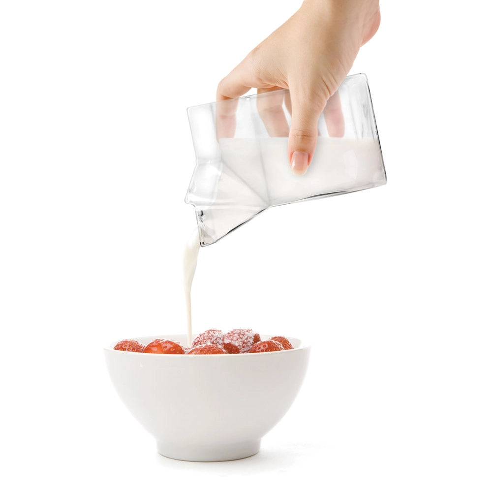Nydelig fløtekanne i bruk. Ser ut som en liten melkekartong i glass.