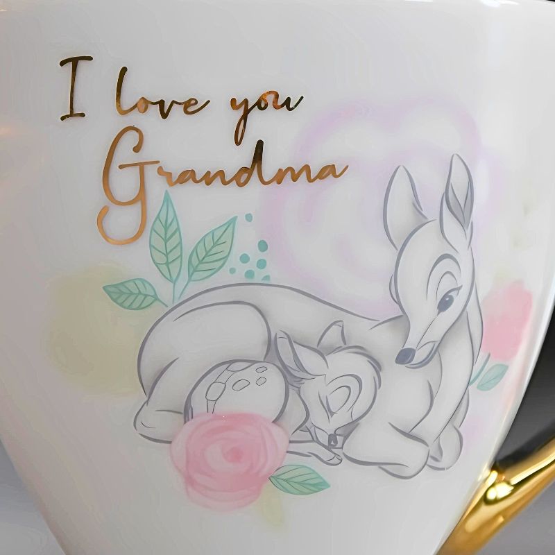Nærbilde av teksten I love you grandma med bambi design. Dette er en perfekt kopp for å vise kjærlighet til din bestemor og hvor mye hun betyr for deg. Et lisensiert Disney produkt. Bursdagsgave, julegave eller bare som en koselig overraskelse til bestemor.