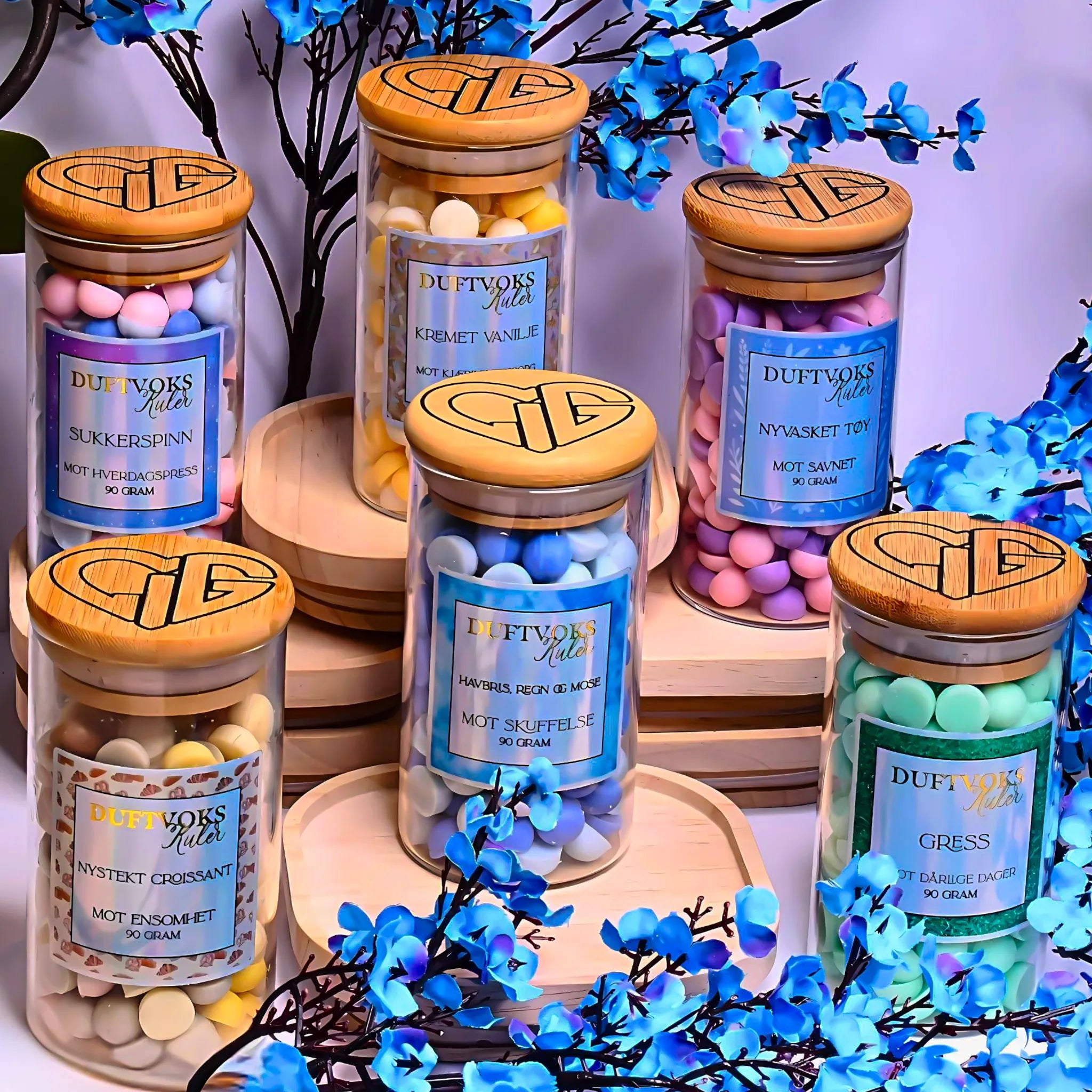 Duftvoks kuler som fyller hjemmet med en herlig lukt av havbris, regn og mose. Hver kule er håndlaget med kjærlighet i Norge med en ekstra omtanke til de som er litt ekstra skuffet akkurat nå. Kanskje soyavoks kulene kan hjelpe nettopp deg med å sortere tankene og legge skuffelsen litt til side.