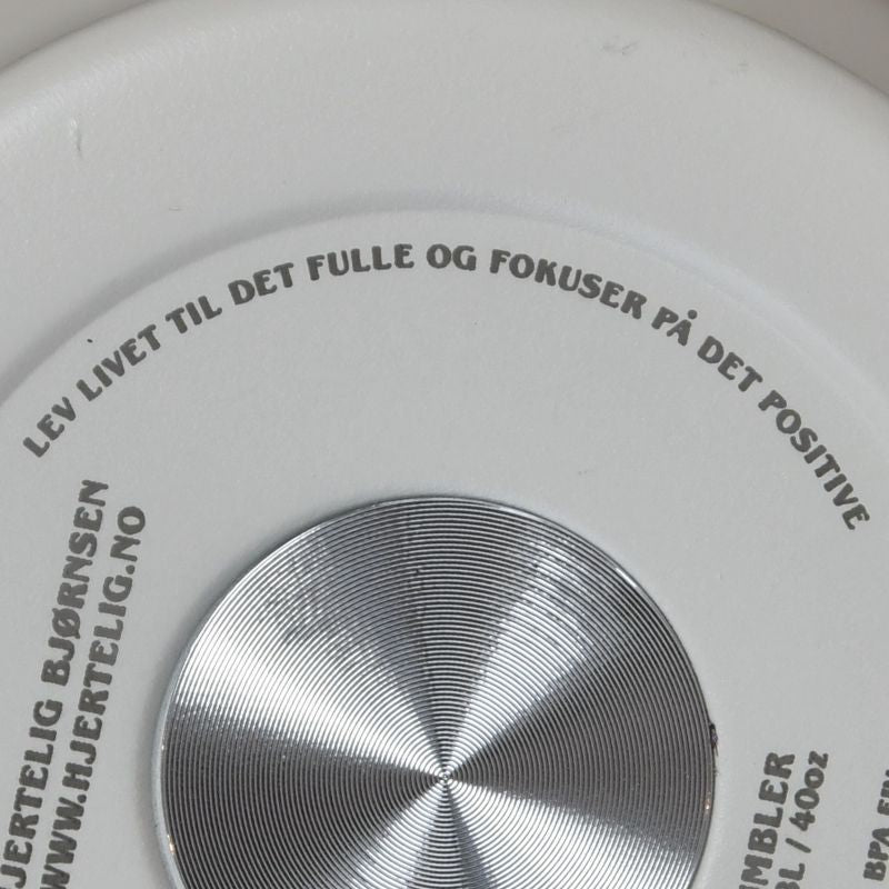 Under termokoppen står det blandt annet "lev livet til det fulle og fokuser på det positive"