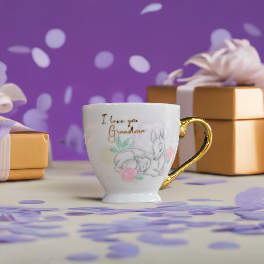 Perfekt som gave til bestemor. Krus med teksten "I love you grandma" med gaver rundt og konfetti