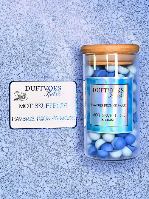 Duftvoks mot skuffelse med kort og beskrivelse. Duftvoksen lukter havbris, regn og mose og er håndlaget i Norge.