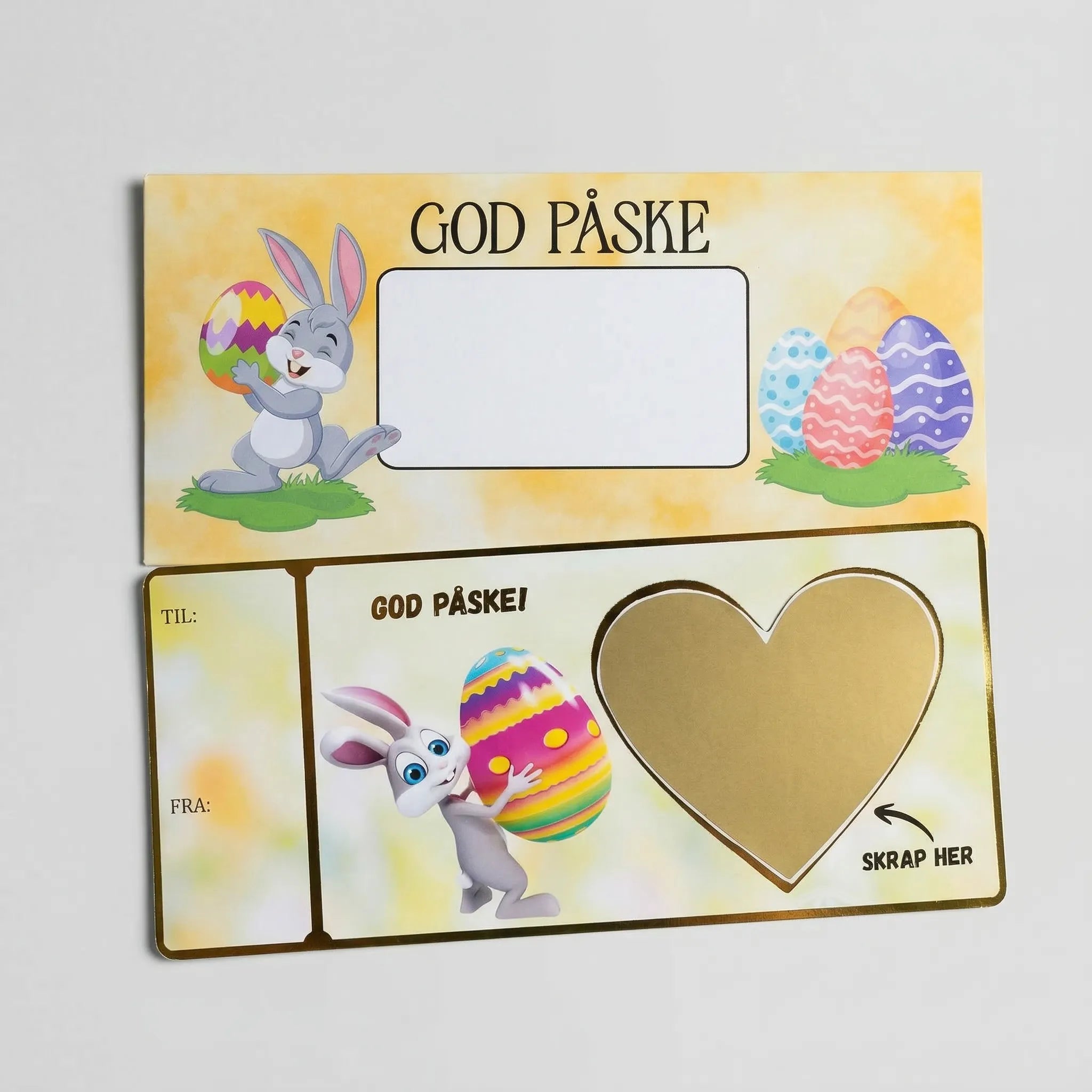 Et kort med skrapefelt med påsketema. Gaven skrives inn, og hjertelappen med skrapfelt festes over. På kortet står det Til og fra på venstre side, og god påske og skrap her.
