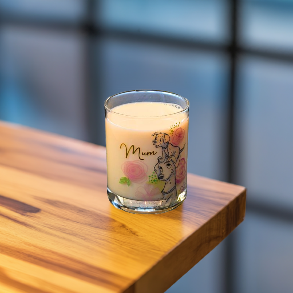 Dalmatiner glass som er fylt opp med melk på kjøkkenbordet. Med flotte detaljer og bilde av kjærligheten mellom en mor og et barn.