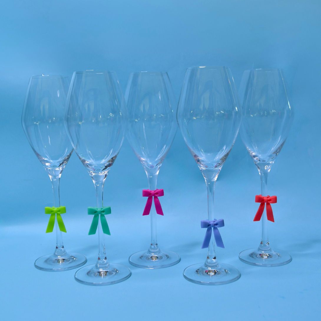 Glassmarkør som ser ut som nydelige små sløyfer forsikrer deg om at du ikke tar feilt glass når du har besøk. Velg din farge og du vil alltid vite hvilket glass som var ditt utover kvelden. Kommer i 6 nydelige farger.