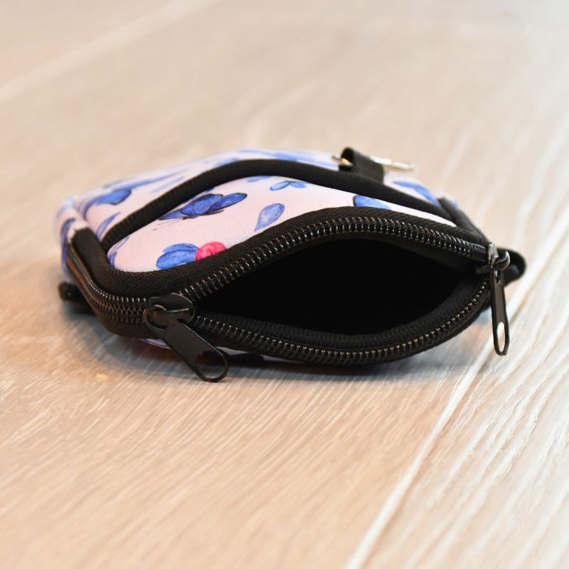 Veske til termokopp med sommerfuglmotiv og blåfarge har to glidlåser.