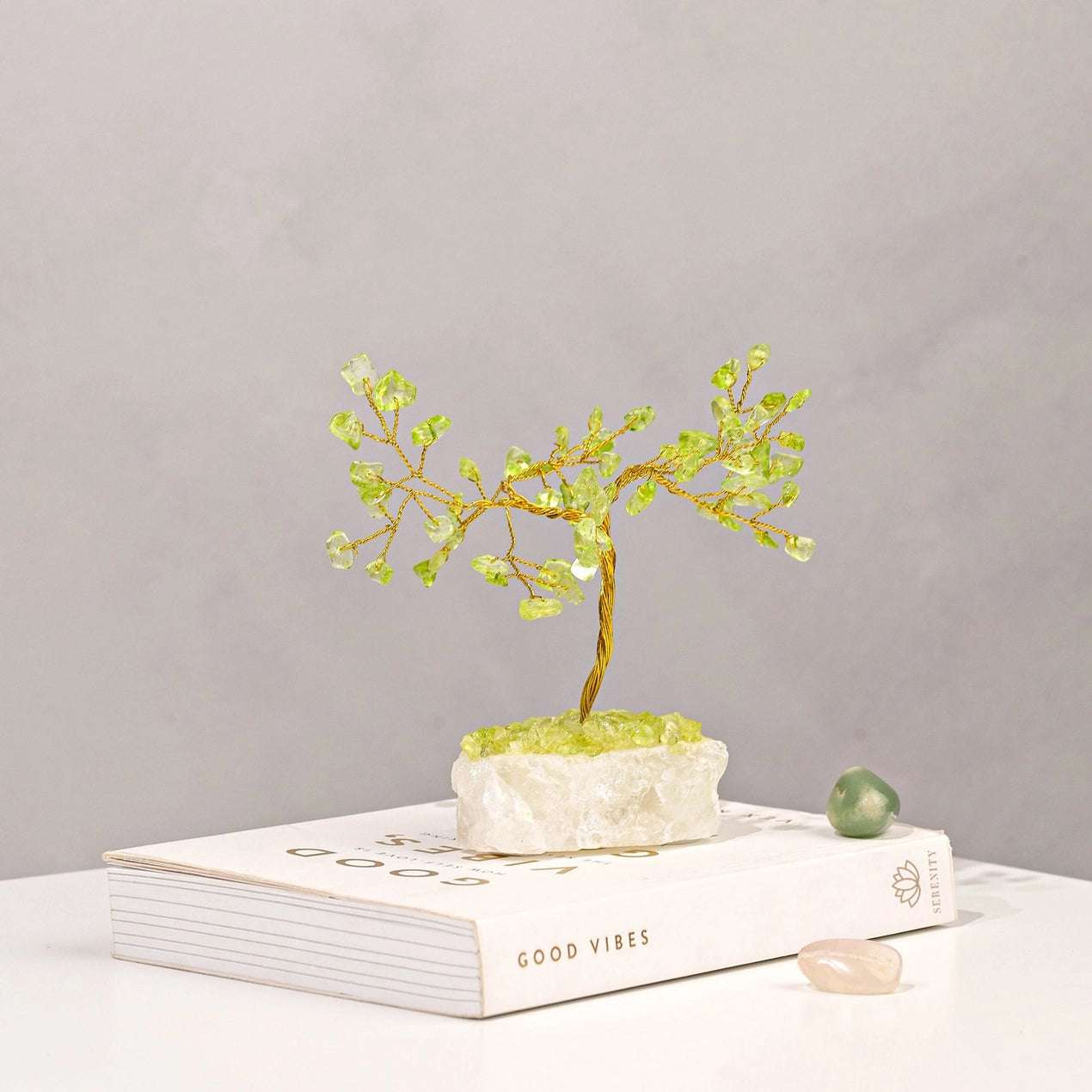 Grønt edelsteintre for en aromisk stemning. Utstill den på en bok og kjenn den positive energien komme.