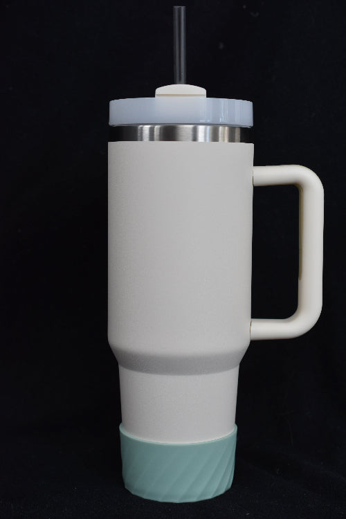 En grønn silikonbunn med mønster som sitter festet på en termokopp. Beskytter termokoppen mot riper og skader