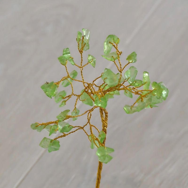 Peridot Edelstentre detaljer steinene og stammen
