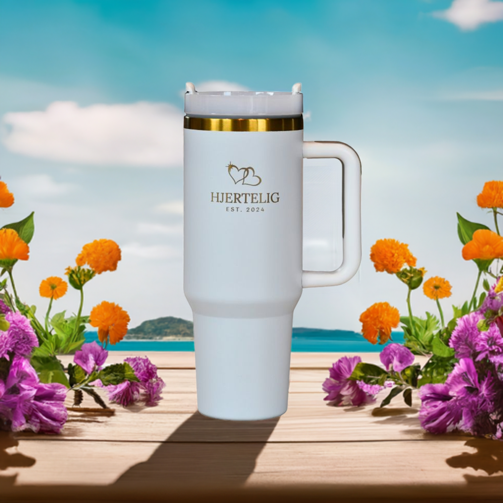 Termokopp med hjertelig logo og gullkant med en nydelig utsikt og blomster