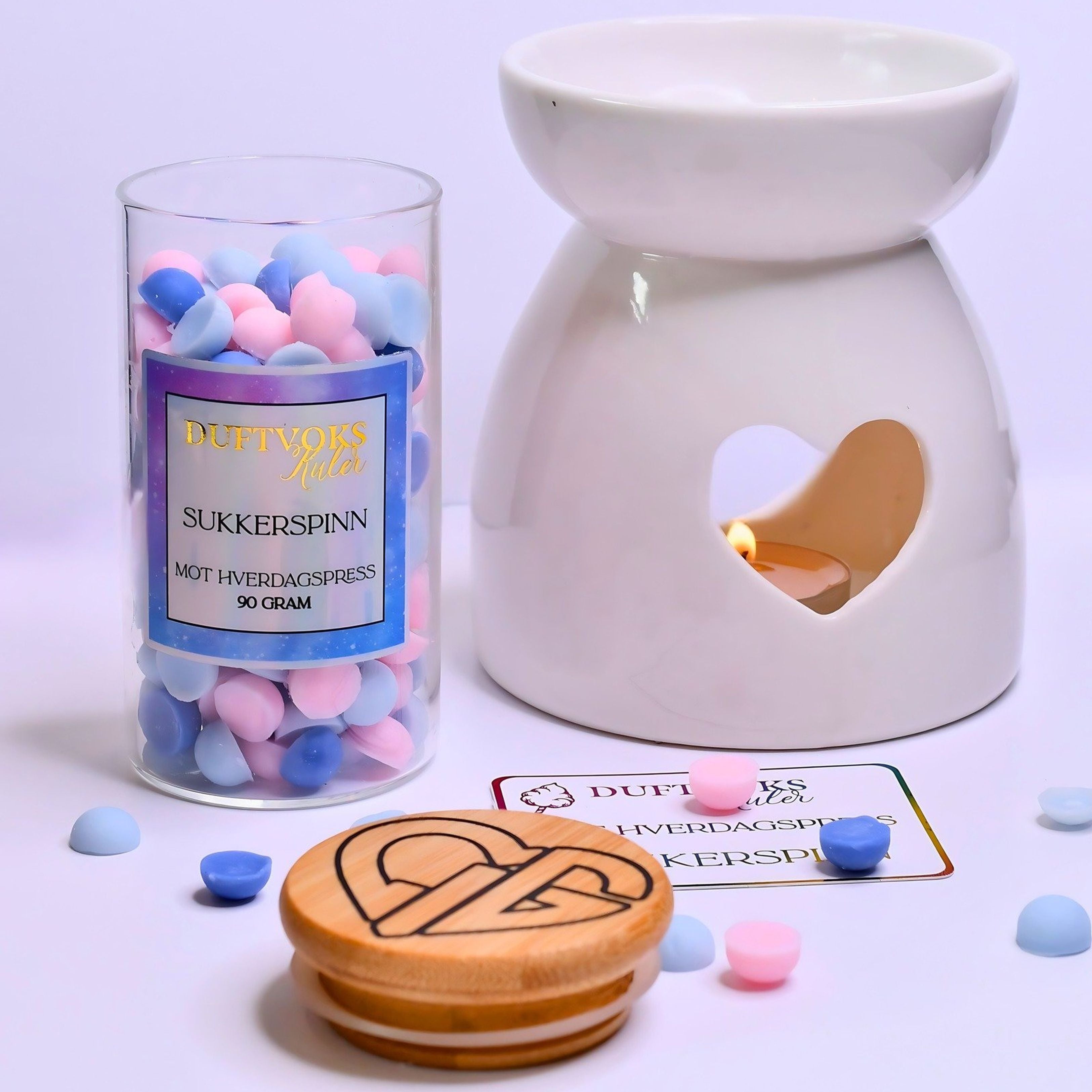 Duftvokskuler mot hverdagspress i bruk. Duftbrenner med telys er tent og noen kuler med soyavoksduft er lagt i brenneren. Kulene fyller rommet med nostalgi, ro og avslappning. La hodet få slappe litt av nå.