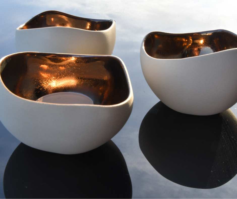 Nydelige håndlaget telysholdere i fargen krem og bronse. Skinner i solen og gir en lun følelse. Tenn lysene og gi rommet en avslappende atmosfære, sammen med hverdagen og gode minner. Disse telysholderene vil garantert gi mange gode stunder.