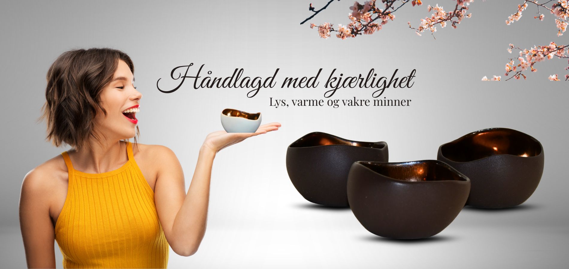 Håndlagd med kjærlighet. Telysholdere fra Frankrike. På bilde er det en dame som holder en telysholder i hvit og bronse farge.