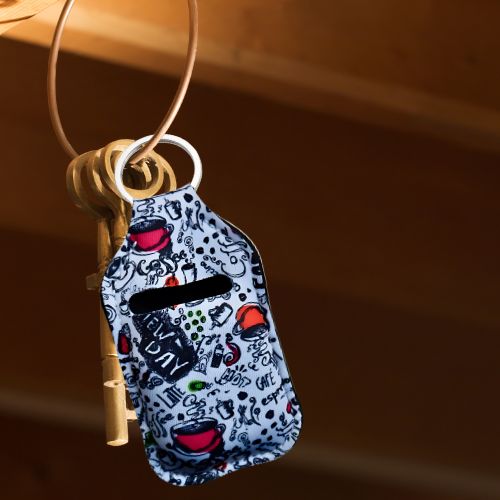 Veske til airpods med kaffemotiv som henger på en gammel nøkkel-klype i kjelleren.