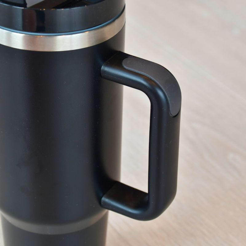 Håndtaket til den svarte termokoppen har et silikongrep så den skal være bedre å holde.