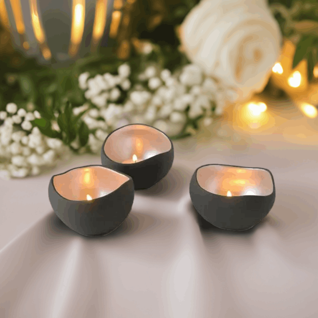 Håndlagde Telysholdere i Perlemorsfinish fra Frankrike. Kan brukes både til fest, dekor i bryllup, eller rett og slett bare for å gi hjemmet ditt noe helt spesielt. Uansett så vil disse telysholderene alltid komme godt med.