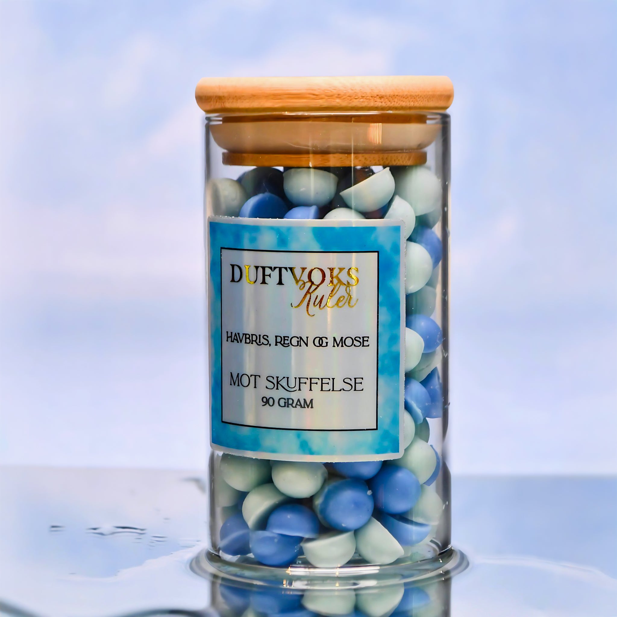 Havbris regn og mose duftvokskuler mot skuffelse. Kommer i et nydelig glass med bambuslokk. Etiketten har gulldetaljer. Smelt noen kuler i duftbrenneren og kjenn på følelsene, drøm deg bort med en forfriskende lukt av frihet.