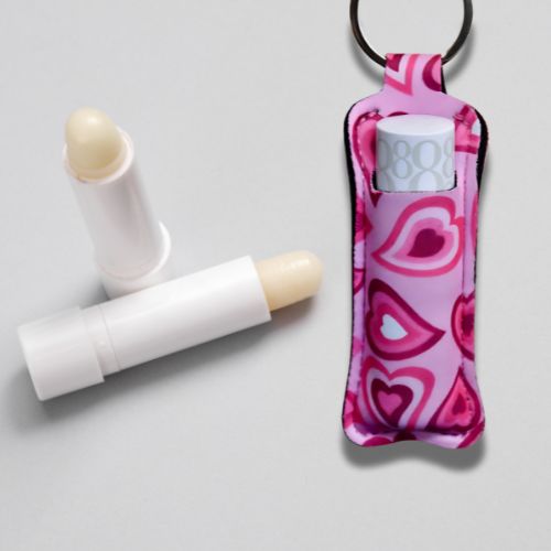 Lipstick veske med rosa hjerte motiv til å henge på nøkkelknipe, veske, sekk, penal eller andre ting du tar med deg ut av huset, så du alltid har den tilgjengelig.