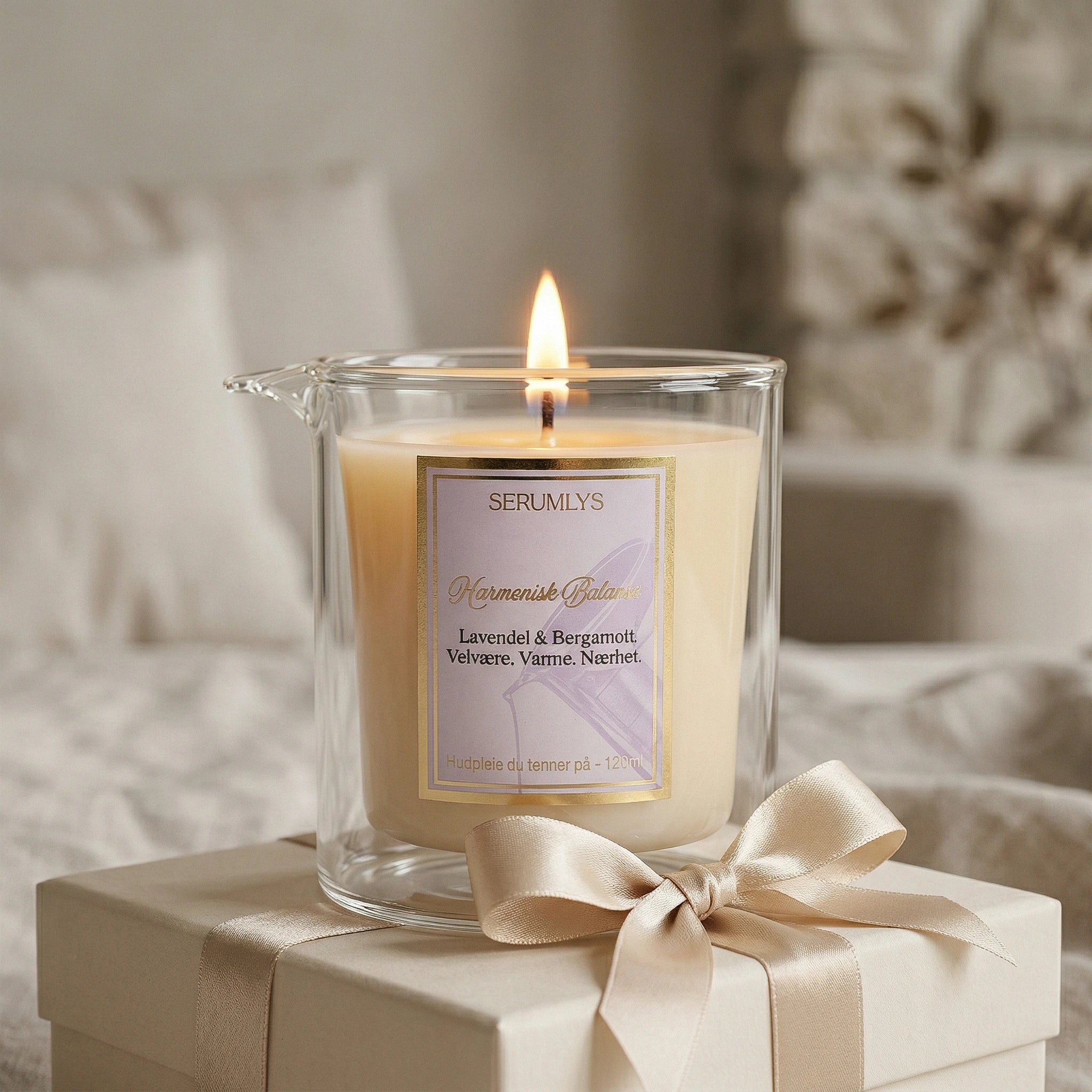 Kosmetikk fra Norge. Et tent serumlys som smelter frem et pleiende kroppsserum som kan brukes på hele kroppen. Lyset står oppå en eske med silkebånd. Et luksuriøst hudpleieprodukt som kan brukes på hele kroppen. Passer til alle hudtyper.