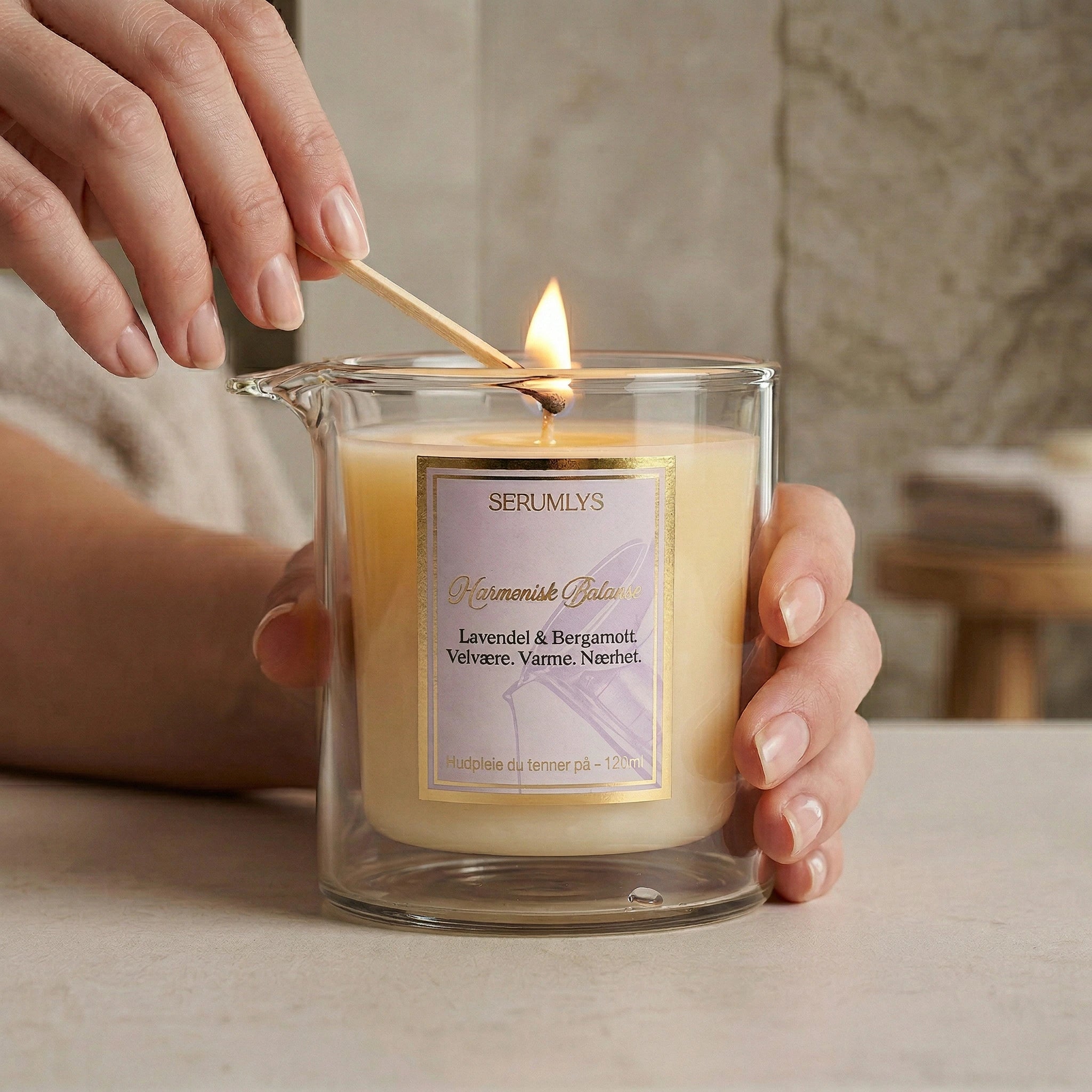 Et lys som tennes med en fyrstikk. Serumlys er et duftlys med naturlige ingredienser som smelter til et body serum som kan brukes på hele kroppen. Håndlaget i Norge med kun pleiende og næringsrike ingredienser. Harmonisk balanse har en duft av lavendel og bergamott. En meget luksuriøs blanding av planteoljer, som blant annet Squalane, Jojoba og Babassu